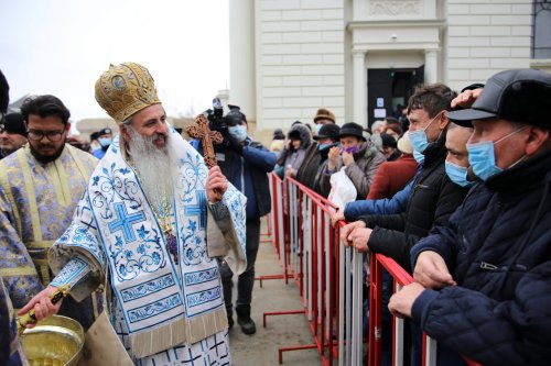 Sfânta Liturghie de Bobotează săvârșită la patru altare în incinta Ansamblului mitropolitan din Iași Poza 199989