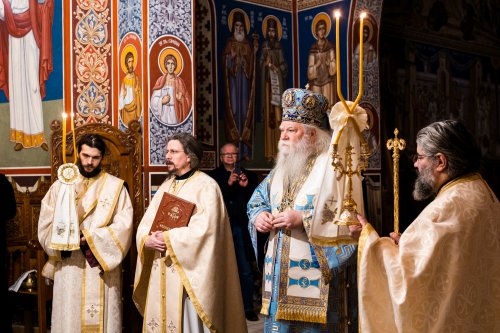 Arhiepiscopul Sucevei și Rădăuților a slujit la Paraclisul Mănăstirii „Sfântul Ioan cel Nou” Poza 200771