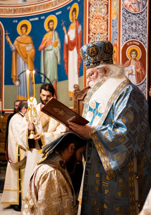 Arhiepiscopul Sucevei și Rădăuților a slujit la Paraclisul Mănăstirii „Sfântul Ioan cel Nou” Poza 200772