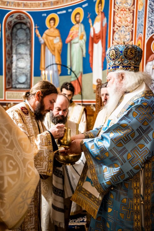 Arhiepiscopul Sucevei și Rădăuților a slujit la Paraclisul Mănăstirii „Sfântul Ioan cel Nou” Poza 200773