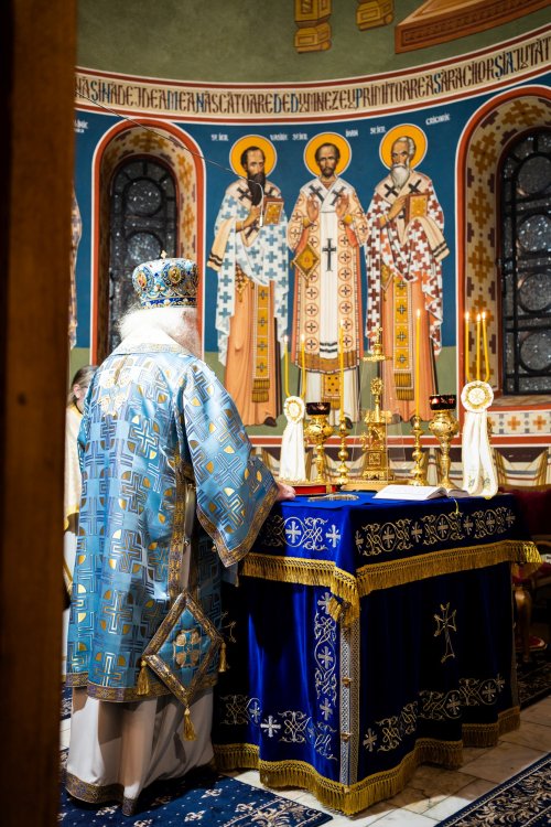 Arhiepiscopul Sucevei și Rădăuților a slujit la Paraclisul Mănăstirii „Sfântul Ioan cel Nou” Poza 200778