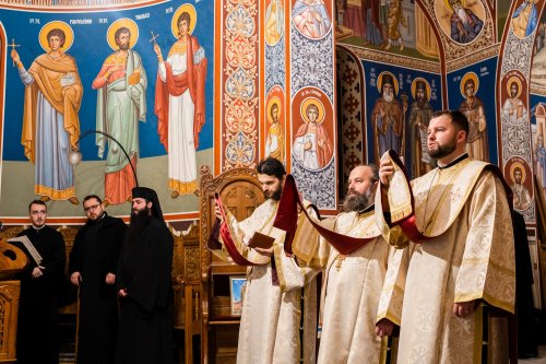 Arhiepiscopul Sucevei și Rădăuților a slujit la Paraclisul Mănăstirii „Sfântul Ioan cel Nou” Poza 200785