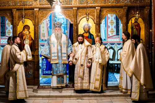 Arhiepiscopul Sucevei și Rădăuților a slujit la Paraclisul Mănăstirii „Sfântul Ioan cel Nou” Poza 200805