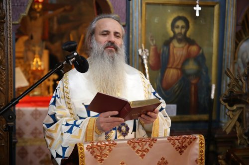 IPS Părinte Mitropolit Teofan: „Recunoștința față de Dumnezeu se arată prin participarea noastră la Dumnezeiasca Liturghie” Poza 200954