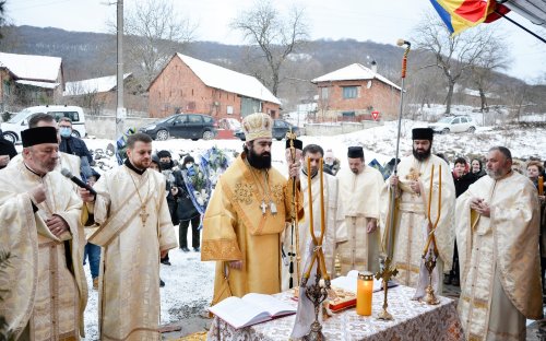Noua biserică din satul hunedorean Chergheș a fost târnosită