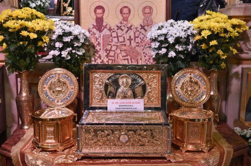 Laudă de seară adusă Sfinților Trei Ierarhi la Catedrala Patriarhală Poza 201979