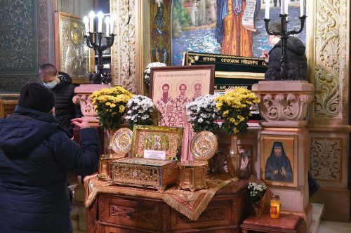 Laudă de seară adusă Sfinților Trei Ierarhi la Catedrala Patriarhală Poza 201980