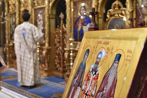 Laudă de seară adusă Sfinților Trei Ierarhi la Catedrala Patriarhală Poza 201987