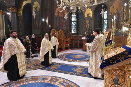 Laudă de seară adusă Sfinților Trei Ierarhi la Catedrala Patriarhală Poza 201993