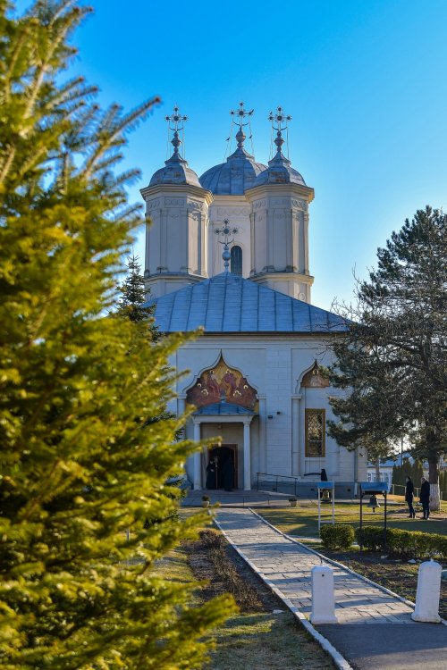 O nouă raclă pentru moaștele Sfântului Irodion de la Lainici, la Mănăstirea Pasărea Poza 202697