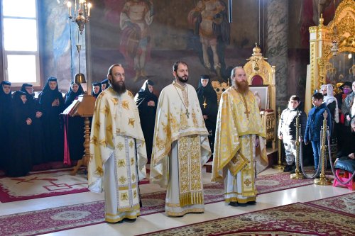 O nouă raclă pentru moaștele Sfântului Irodion de la Lainici, la Mănăstirea Pasărea Poza 202713