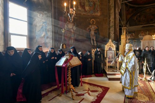 O nouă raclă pentru moaștele Sfântului Irodion de la Lainici, la Mănăstirea Pasărea Poza 202716