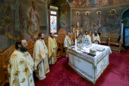 O nouă raclă pentru moaștele Sfântului Irodion de la Lainici, la Mănăstirea Pasărea Poza 202724