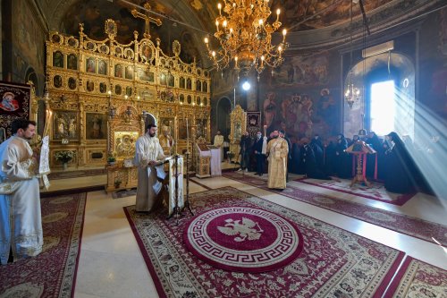 O nouă raclă pentru moaștele Sfântului Irodion de la Lainici, la Mănăstirea Pasărea Poza 202728