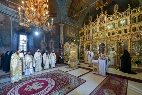 O nouă raclă pentru moaștele Sfântului Irodion de la Lainici, la Mănăstirea Pasărea Poza 202734