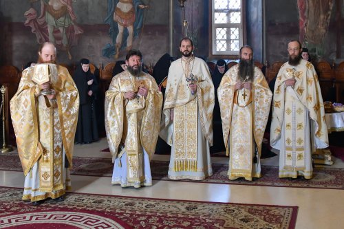 O nouă raclă pentru moaștele Sfântului Irodion de la Lainici, la Mănăstirea Pasărea Poza 202735