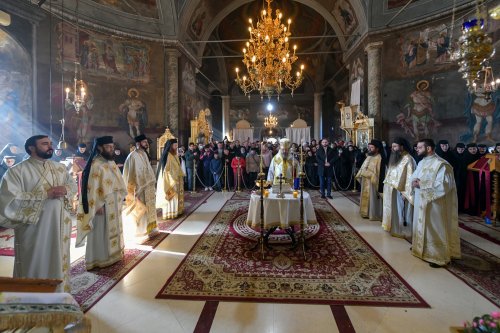 O nouă raclă pentru moaștele Sfântului Irodion de la Lainici, la Mănăstirea Pasărea Poza 202739