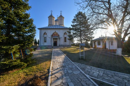 O nouă raclă pentru moaștele Sfântului Irodion de la Lainici, la Mănăstirea Pasărea Poza 202750