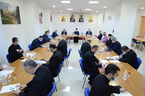 Şedinţă de Consiliu eparhial şi noi acţiuni sociale în Arhiepiscopia Târgoviştei Poza 203021
