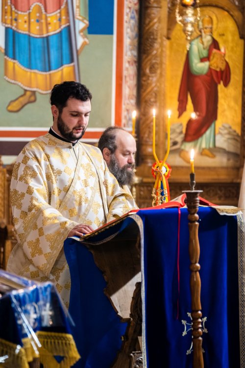 Slujbă arhierească în prima duminică a Triodului la Paraclisul Mănăstirii „Sfântul Ioan cel Nou” din Suceava Poza 203344