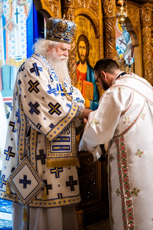Slujbă arhierească în prima duminică a Triodului la Paraclisul Mănăstirii „Sfântul Ioan cel Nou” din Suceava Poza 203350