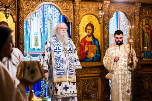 Slujbă arhierească în prima duminică a Triodului la Paraclisul Mănăstirii „Sfântul Ioan cel Nou” din Suceava Poza 203351