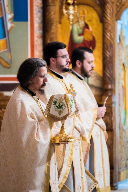 Slujbă arhierească în prima duminică a Triodului la Paraclisul Mănăstirii „Sfântul Ioan cel Nou” din Suceava Poza 203353
