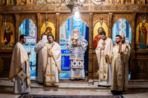 Slujbă arhierească în prima duminică a Triodului la Paraclisul Mănăstirii „Sfântul Ioan cel Nou” din Suceava Poza 203354