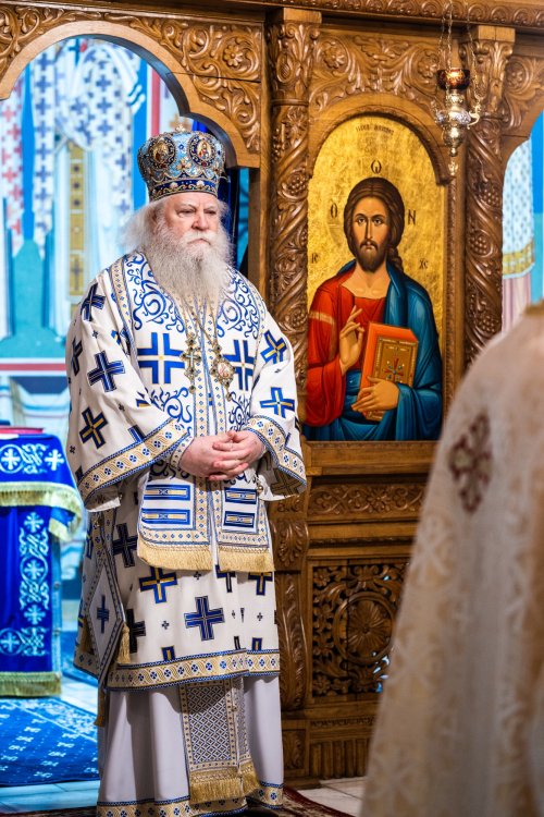 Slujbă arhierească în prima duminică a Triodului la Paraclisul Mănăstirii „Sfântul Ioan cel Nou” din Suceava Poza 203357