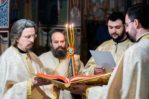 Slujbă arhierească în prima duminică a Triodului la Paraclisul Mănăstirii „Sfântul Ioan cel Nou” din Suceava Poza 203358