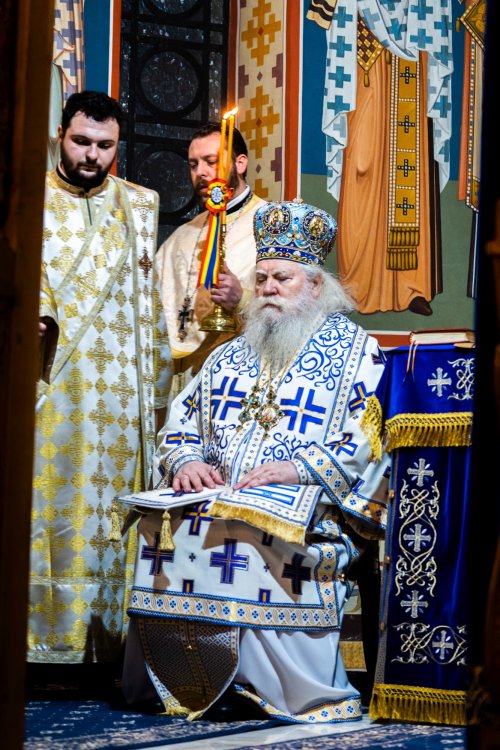 Slujbă arhierească în prima duminică a Triodului la Paraclisul Mănăstirii „Sfântul Ioan cel Nou” din Suceava Poza 203360