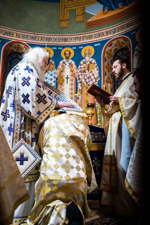 Slujbă arhierească în prima duminică a Triodului la Paraclisul Mănăstirii „Sfântul Ioan cel Nou” din Suceava Poza 203363