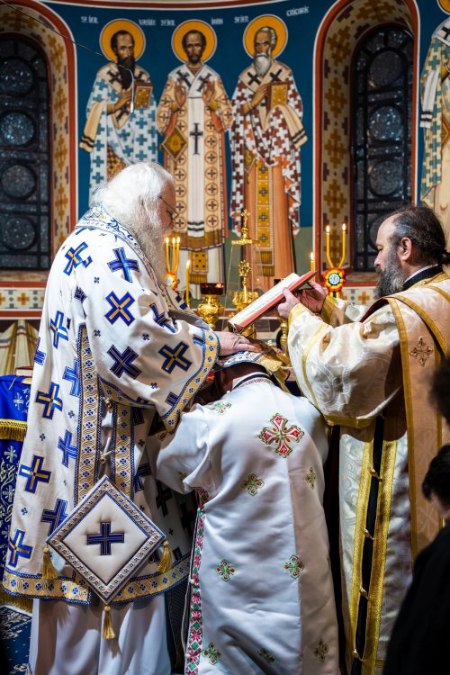 Slujbă arhierească în prima duminică a Triodului la Paraclisul Mănăstirii „Sfântul Ioan cel Nou” din Suceava Poza 203373