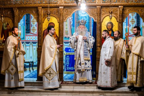 Slujbă arhierească în prima duminică a Triodului la Paraclisul Mănăstirii „Sfântul Ioan cel Nou” din Suceava Poza 203375