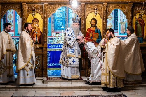 Slujbă arhierească în prima duminică a Triodului la Paraclisul Mănăstirii „Sfântul Ioan cel Nou” din Suceava Poza 203376
