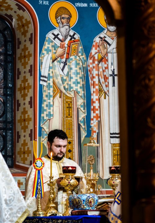 Slujbă arhierească în prima duminică a Triodului la Paraclisul Mănăstirii „Sfântul Ioan cel Nou” din Suceava Poza 203378