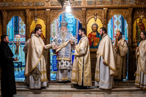 Slujbă arhierească în prima duminică a Triodului la Paraclisul Mănăstirii „Sfântul Ioan cel Nou” din Suceava Poza 203387