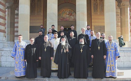 Hirotonii de noi clerici pentru parohii din Oltenia Poza 204095