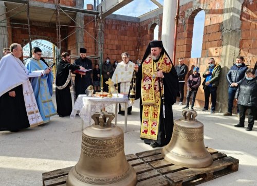 Sfințirea clopotelor bisericii ortodoxe dintr-o localitate arădeană Poza 204144