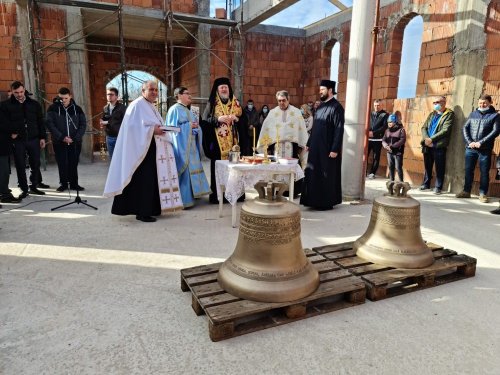 Sfințirea clopotelor bisericii ortodoxe dintr-o localitate arădeană Poza 204145