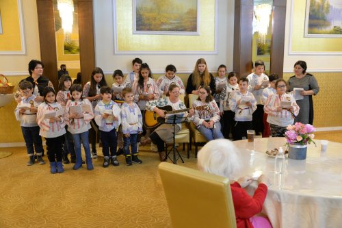 Bucuria primăverii vestită vârstnicilor de copiii de la Centrul „Sfânta Sofia”
