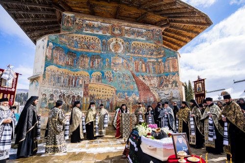 Prima stareță a Mănăstirii Voroneț a fost condusă pe ultimul drum pământesc Poza 205906