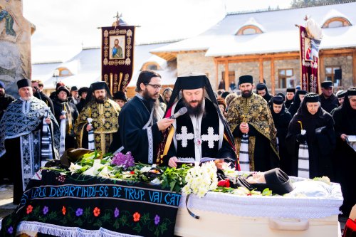 Prima stareță a Mănăstirii Voroneț a fost condusă pe ultimul drum pământesc Poza 205913