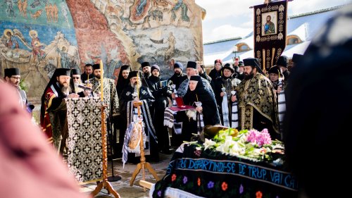Prima stareță a Mănăstirii Voroneț a fost condusă pe ultimul drum pământesc Poza 205915
