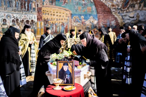 Prima stareță a Mănăstirii Voroneț a fost condusă pe ultimul drum pământesc Poza 205920