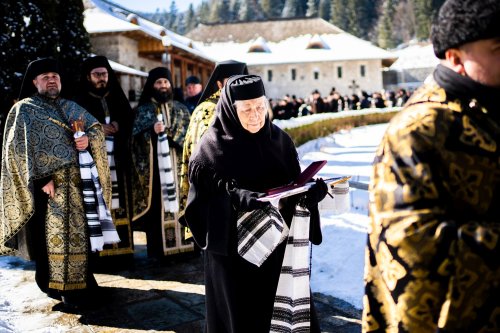 Prima stareță a Mănăstirii Voroneț a fost condusă pe ultimul drum pământesc Poza 205923