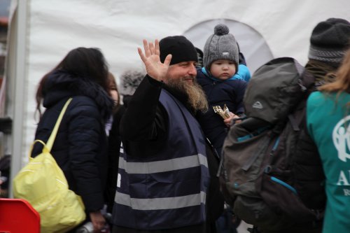 Zi şi noapte alături de refugiaţii care ajung la Sighetu Marmaţiei Poza 205686