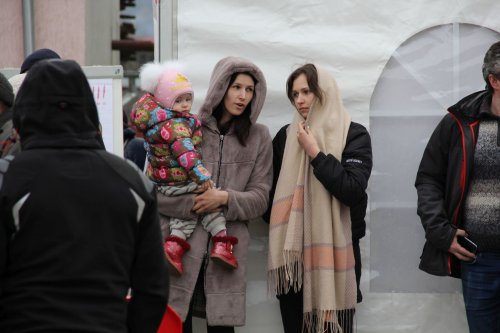 Zi şi noapte alături de refugiaţii care ajung la Sighetu Marmaţiei Poza 205691