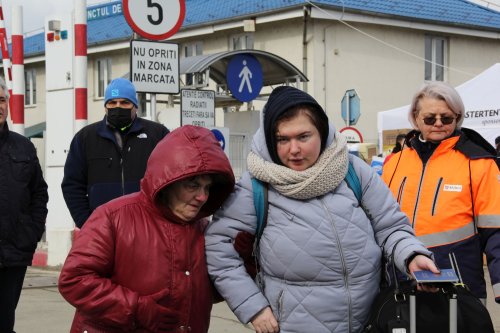 Zi şi noapte alături de refugiaţii care ajung la Sighetu Marmaţiei Poza 205702