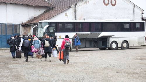 Zi şi noapte alături de refugiaţii care ajung la Sighetu Marmaţiei Poza 205706